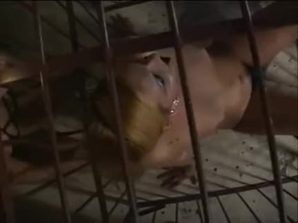 Транни Порно Сексуальный caged транссексуал раб секс видео